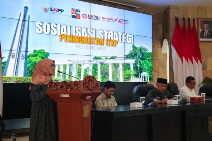 Sekretaris Daerah (Sekda) Kota Bogor, Denny Mulyadi membuka sosialisasi strategi peningkatan Indeks Tata Kelola Pengadaan (ITKP) Kota Bogor di Paseban Sri Baduga, Balai Kota Bogor, Senin (22/9/2025). Foto: Pemkot Bogor