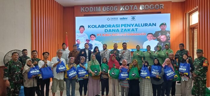 Kodim 0606 Bogor bersama PT Adev dan Baitulmal Tazkia membagikan 1.000 paket sembako kepada masyarakat dalam rangka HUT ke-80 TNI. Foto: Kodim