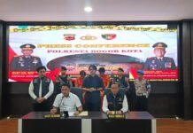 Modus Ngaku Polisi, Dua Perampok di Bogor Ditangkap Dua pelaku polisi gadungan diperlihatkan saat rilis kasus di Polresta Bogor Kota. Foto: Harnas.id