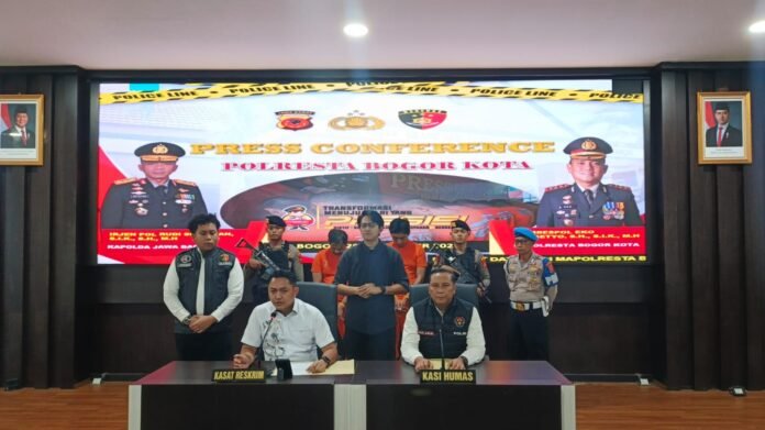 Dua pelaku polisi gadungan diperlihatkan saat rilis kasus di Polresta Bogor Kota. Foto: Harnas.id