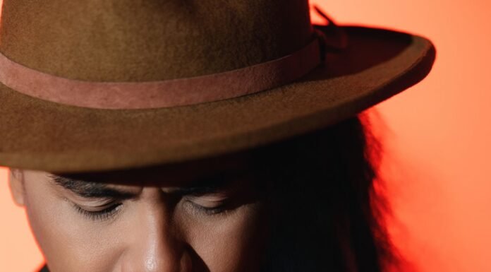 Bukan iPhone, Tapi Hati yang Di-upgrade! Boym Sastro Siap Rilis Single 17 Tahun Penuh Makna Lewat aransemen akustik karya Koko Irwansyah, Boym Sastro menyanyikan doa dan kenangan yang tumbuh bersama waktu. Foto: Ryan Brand