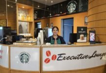 Sensasi Baru Ngopi di Sentul, BiglandOtel Luncurkan We Proudly Serve Starbucks Ngopi tak lagi sekadar rutinitas — kini jadi pengalaman berkelas di Executive Lounge BiglandOtel Sentul. We Proudly Serve Starbucks®, hadir untuk temani setiap momen santai dan produktifmu. Foto: Istimewa