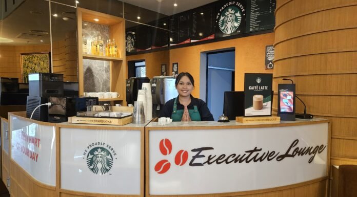 Sensasi Baru Ngopi di Sentul, BiglandOtel Luncurkan We Proudly Serve Starbucks Ngopi tak lagi sekadar rutinitas — kini jadi pengalaman berkelas di Executive Lounge BiglandOtel Sentul. We Proudly Serve Starbucks®, hadir untuk temani setiap momen santai dan produktifmu. Foto: Istimewa