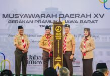 Pramuka Kota Bogor Pertahankan Tradisi Juara, Raih Prestasi Tingkat Jabar 2025 Wali Kota Bogor, Dedie A. Rachim menerima penghargaan dari Kwarda Jawa Barat atas dedikasinya dalam pembinaan Gerakan Pramuka di Kota Bogor. Foto: Pemkot Bogor