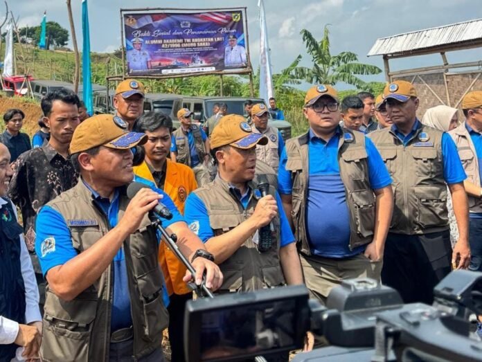 Kebersamaan dan kepedulian sosial di Desa Bojongkoneng, Babakan Madang, Bogor. BRI bersama Alumni AAL 1996 “Moro Saka” menanam 1.996 pohon dan berbagi makanan bergizi untuk masyarakat. Foto: BRI