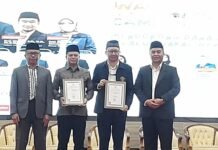 Forjukafi Resmi Jadi Nazhir Wakaf Uang, Bukti Jurnalis Bisa Berdaya Lewat Wakaf Produktif Penyerahan Sertifikat Lembaga Nazir Wakaf Uang dari BWI kepada Tatasan Jala Aurga-Forjukafi yang diterima oleh Ketua Yayasan Jala Surga Idy Muzayyad. Foto: Harnas.id