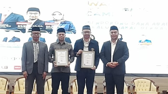 Penyerahan Sertifikat Lembaga Nazir Wakaf Uang dari BWI kepada Tatasan Jala Aurga-Forjukafi yang diterima oleh Ketua Yayasan Jala Surga Idy Muzayyad. Foto: Harnas.id