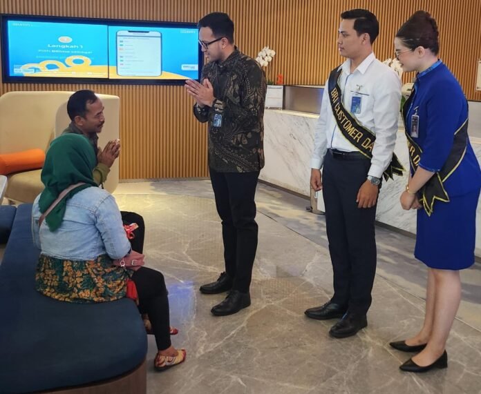 BRI Memperingati Hari Pelanggan Nasional 2025 pada 4 September, Pemimpin Cabang BRI BO Jakarta Menara BRILiaN, Marco Arief Pramudita turun langsung menyapa Nasabah setia Bank BRI. Foto: BRI