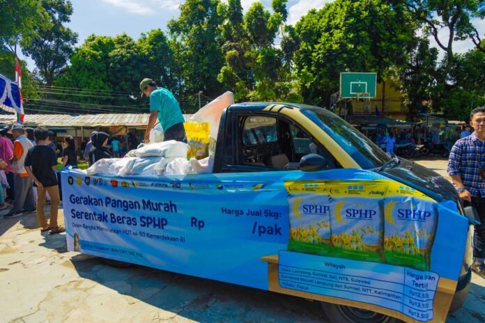 Pemkot Bogor PANGAN MURAH: Warga antusias memanfaatkan Gerakan Pangan Murah. Komoditas pokok dijual dengan harga di bawah pasar agar daya beli masyarakat tetap terjaga. Foto: Pemkot Bogor