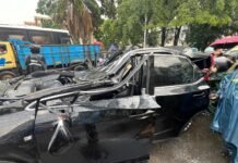 Maut Saat Hujan Deras, Mobil Lexus Tertimpa Pohon di Pondok Indah, Pengendara Tewas Kecelakaan Tragis di Jakarta: Pohon Tumbang Hantam Mobil Lexus, Satu Tewas di Lokasi. Foto: Istimewa