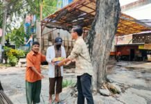 BRI BO Bekasi Harapan Indah Tebar Kebaikan Lewat Program Jumat Berkah Pimpinan dan Pekerja BRI BO Bekasi Harapan Indah terjun langsung membagikan makanan dalam kegiatan Jumat Berkah sebagai wujud kepedulian kepada masyarakat sekitar. Foto: BRI