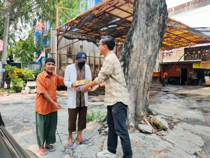 BRI Pimpinan dan Pekerja BRI BO Bekasi Harapan Indah terjun langsung membagikan makanan dalam kegiatan Jumat Berkah sebagai wujud kepedulian kepada masyarakat sekitar. Foto: BRI