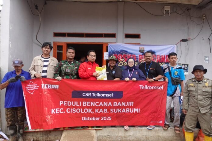 Telkomsel melalui program TERRA menyalurkan bantuan bagi warga terdampak banjir dan longsor di Cisolok, Sukabumi, sebagai wujud kepedulian sosial dan dukungan pemulihan pasca bencana. Foto: Telkomsel