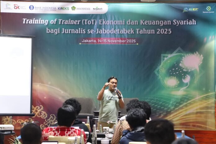 Praktisi komunikasi Erwin Dariyanto memaparkan strategi penyederhanaan literasi ekonomi syariah bagi jurnalis dalam ToT Bank Indonesia–Forjukafi di Jakarta. Foto: Harnas.id