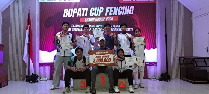 Para atlet IKASI Kota Bogor berpose usai menyabet tiga emas di Bupati Cup 2025. Foto: IKASI