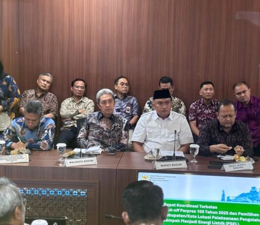 Kota Bogor Pionir Kota Bebas Sampah 2026, Mulai Bangun Proyek PSEL Wali Kota Bogor Dedie A. Rachim memaparkan kesiapan Bogor dalam pembangunan fasilitas Pengolahan Sampah Menjadi Energi Listrik (PSEL) sebagai langkah strategis mengatasi krisis sampah dan mendorong energi terbarukan. Foto: Pemkot Bogor