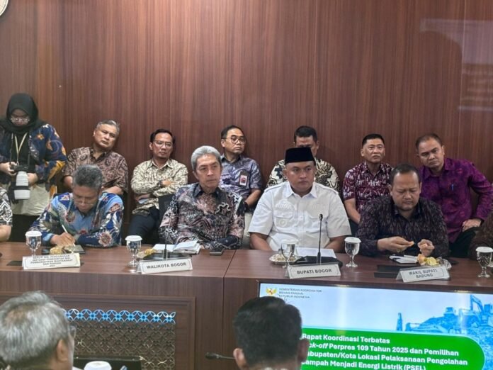 Wali Kota Bogor Dedie A. Rachim memaparkan kesiapan Bogor dalam pembangunan fasilitas Pengolahan Sampah Menjadi Energi Listrik (PSEL) sebagai langkah strategis mengatasi krisis sampah dan mendorong energi terbarukan. Foto: Pemkot Bogor