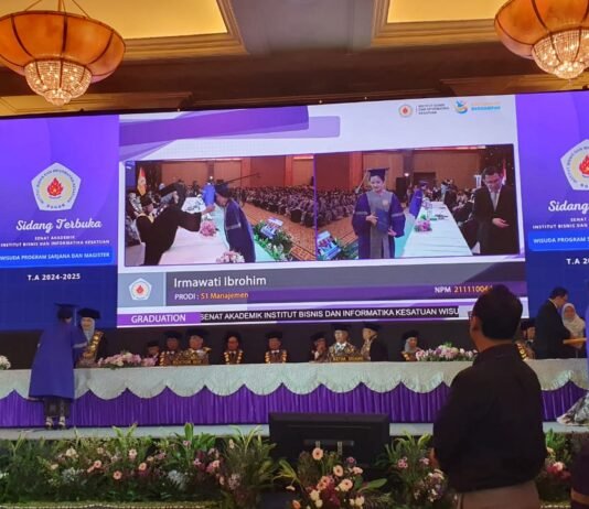 IBI Kesatuan Bogor Wisuda 649 Lulusan, Torehkan Prestasi Internasional dan Raih Akreditasi Unggul Prosesi Wisuda ke-49 IBI Kesatuan Bogor pada Sabtu (22/11/2025) yang meluluskan 649 wisudawan dari jenjang Sarjana, Sarjana Terapan, dan Magister. Foto: Harnas.id