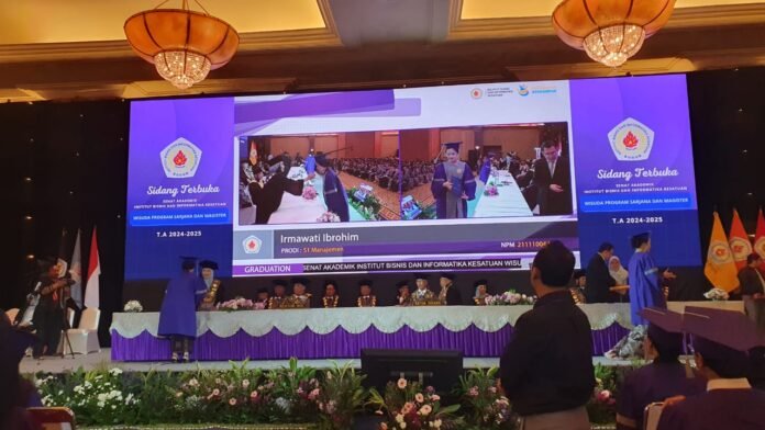 Prosesi Wisuda ke-49 IBI Kesatuan Bogor pada Sabtu (22/11/2025) yang meluluskan 649 wisudawan dari jenjang Sarjana, Sarjana Terapan, dan Magister. Foto: Harnas.id