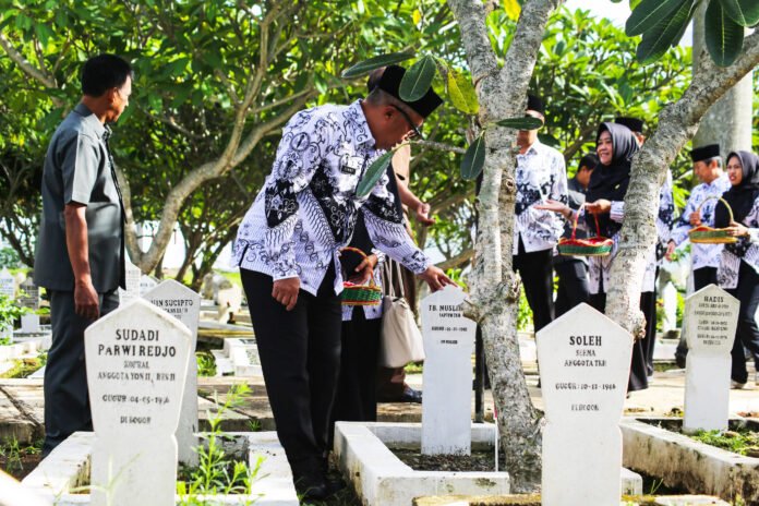 Jajaran pengurus PGRI Kota Bogor melaksanakan ziarah sekaligus tabur bunga di Taman Makam Pahlawan (TMP) Dreded, Jalan Pahlawan, Kota Bogor, Senin (24/11/2025).