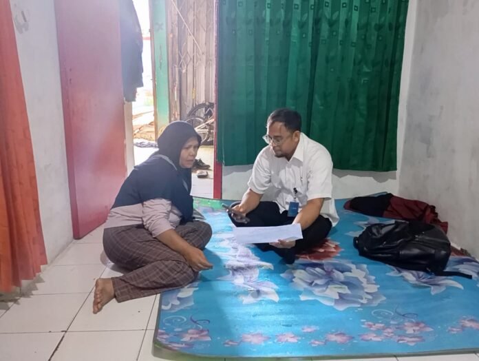 Proses pengecekan lapangan melibatkan petugas kelurahan, dinas terkait, dan perangkat wilayah guna memastikan data penerima benar dan akurat. Foto: Pemkot Bogor