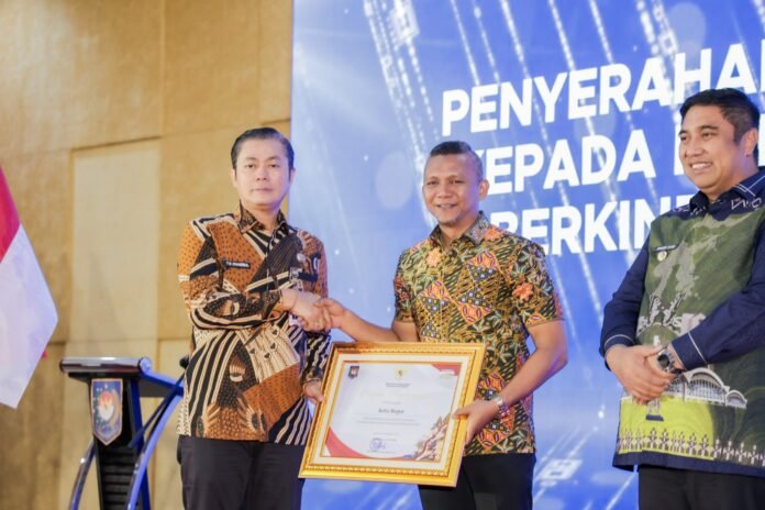 Penghargaan diberikan langsung oleh Direktur Sinkronisasi Urusan Pemerintahan Daerah III Kemendagri, Chaerul Dwi Sapta kepada Wakil Wali Kota Bogor, Jenal Mutaqin.