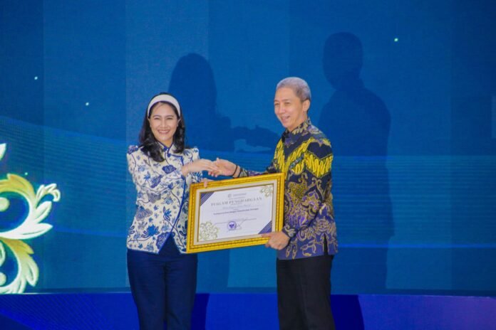 Wali Kota Bogor, Dedie A. Rachim, menerima langsung penghargaan yang diserahkan oleh Wakil Menteri Kependudukan dan Pembangunan Keluarga/Wakil Kepala BKKBN, Ratu Ayu Isyana Bagoes Oka