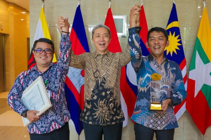 Penghargaan diterima langsung oleh Wali Kota Bogor, Dedie A. Rachim, pada Acara Penganugerahan Penghargaan Perlindungan Konsumen Tahun 2025 di Auditorium Kementerian Perdagangan, Jakarta, Kamis (27/11/2025).