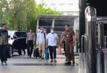 KPK Pamer Uang OTT Gubernur Riau Abdul Wahid Rp 1 Miliar