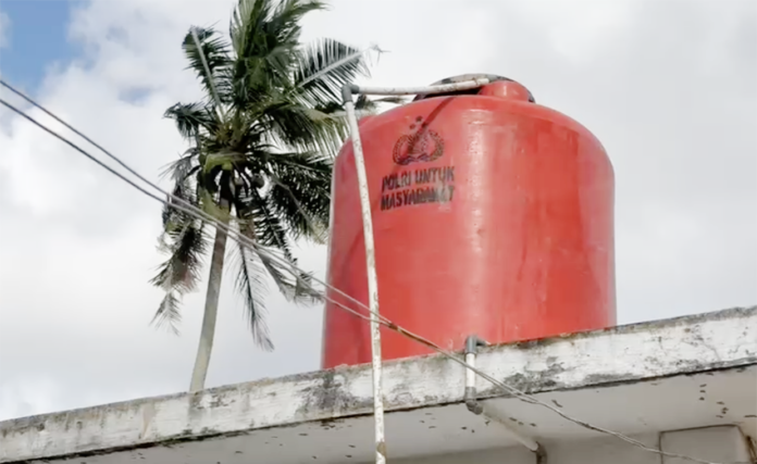 Polri Pasang Tandon Air Bersih di Desa Payah Rahat, Aceh Tamiang. Foto: Polri.