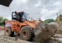 Kapolri Turunkan Alat Berat untuk Percepat Pemulihan Pascabanjir di Kabupaten Pidie Petugas Polres Pidie mengerahkan alat berat untuk membersihkan lumpur pascabanjir di Kecamatan Mutiara Timur. Foto: Polri.