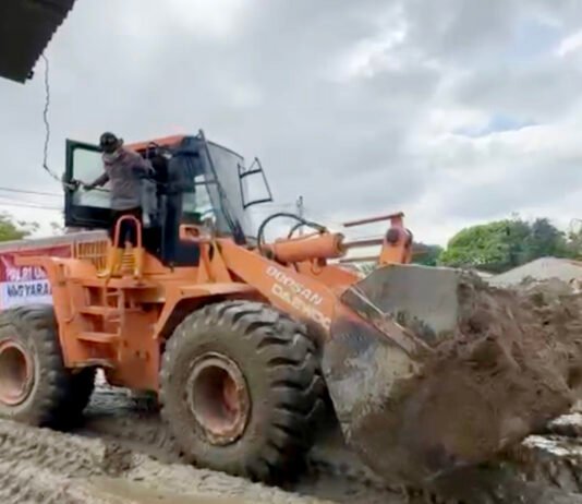 Kapolri Turunkan Alat Berat untuk Percepat Pemulihan Pascabanjir di Kabupaten Pidie Petugas Polres Pidie mengerahkan alat berat untuk membersihkan lumpur pascabanjir di Kecamatan Mutiara Timur. Foto: Polri.