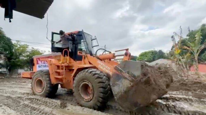 Petugas Polres Pidie mengerahkan alat berat untuk membersihkan lumpur pascabanjir di Kecamatan Mutiara Timur. Foto: Polri. Petugas Polres Pidie mengerahkan alat berat untuk membersihkan lumpur pascabanjir di Kecamatan Mutiara Timur. Foto: Polri.