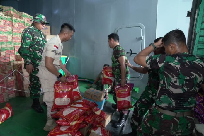 Personel TNI AD Mengemas Bantuan Logistik Sebelum Diberangkatkan ke Sumatera.