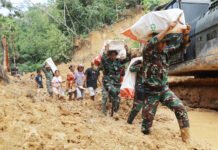 Jalan Kaki 5 Kilometer, Prajurit TNI AD Pikul Bantuan Logistik ke Desa Terisolir di Sitahuis