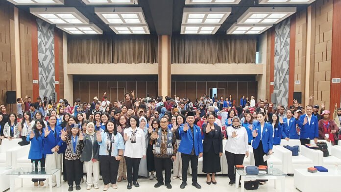 Momen kebersamaan para narasumber, pengurus, dan peserta dalam Konsultasi Nasional & Fasilitator Perempuan GAMKI 2025 di NT Tower. Foto: Dok. GAMKI.