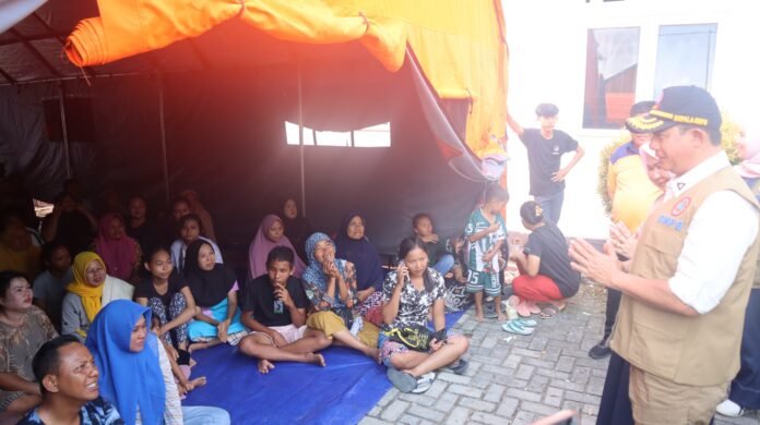Kepala BNPB Suharyanto meninjau pengungsian korban banjir di Kabupaten Langkat, Sumatra Utara. Foto: Dok. BNPB.