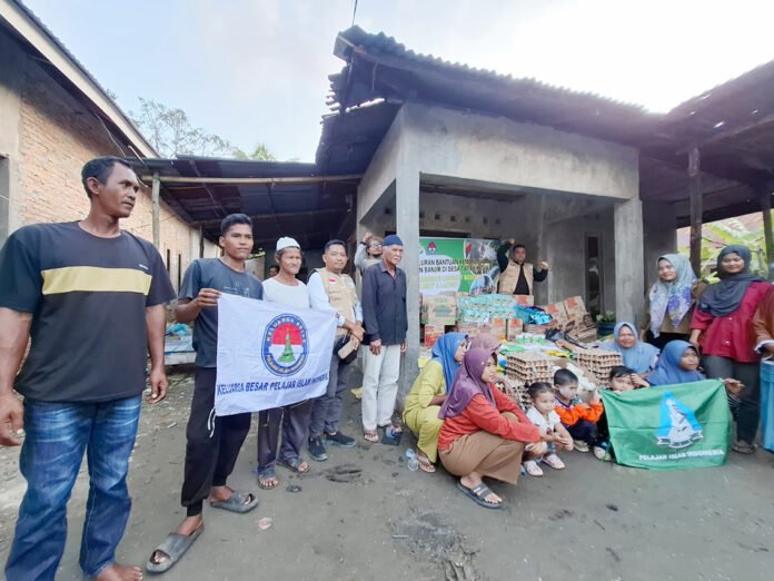 Relawan LazisKU mendistribusikan bantuan banjir di Tanjung Pura, Langkat. Foto: Dok. LazisKU.