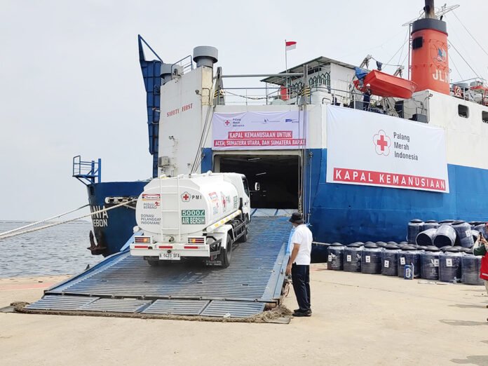 PMI melepas Kapal Kemanusiaan dari Pelabuhan Tanjung Priok. Foto: Dok. PMI.