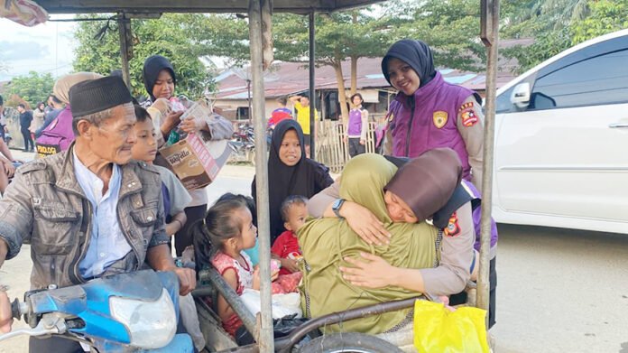 Tim Trauma Healing Polda Aceh memberikan dukungan psikososial kepada personel dan warga terdampak bencana di Kota Langsa. Foto: Dok. Polri.