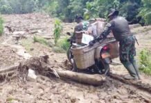 Tembus Kabupaten Agam, Prajurit TNI AD Salurkan Bantuan ke Daerah Terisolir