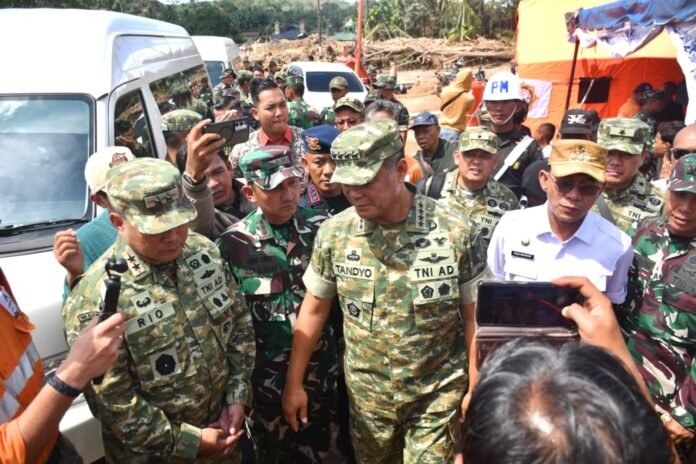 Wakil Panglima TNI Jenderal TNI Tandyo Budi R. bersama Pangdam I/Bukit Barisan Mayjen TNI Rio Firdianto saat meninjau lokasi terdampak banjir dan longsor di Desa Aek Pining, Kecamatan Batang Toru, Tapanuli Selatan. Foto: Dok. TNI AD.