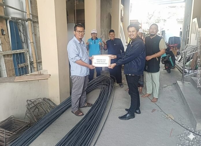 BRI BO Bekasi Siliwangi menyerahkan bantuan program Bapekis berupa material bangunan kepada pengurus Musala Al Istiqomah dan Masjid Al Jihad. Foto: Dok. BRI.