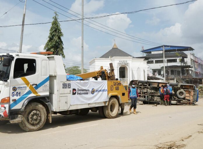 Evakuasi kendaraan terdampak banjir oleh tim Jasa Marga di Aceh Tamiang. Foto: Dok. Jasa Marga.