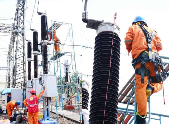 Petugas PLN UPT Bogor melakukan pemeliharaan Bay Penghantar 150 kV di Gardu Induk Sentul untuk memperkuat keandalan pasokan listrik jelang Natal dan Tahun Baru. Foto: Dok. PLN.