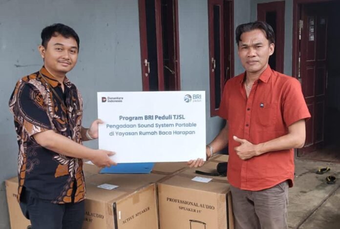 Penyaluran bantuan TJSL BRI Cabang Bogor Dewi Sartika kepada salah satu penerima di wilayah Kabupaten Bogor. Foto: Dok. BRI.