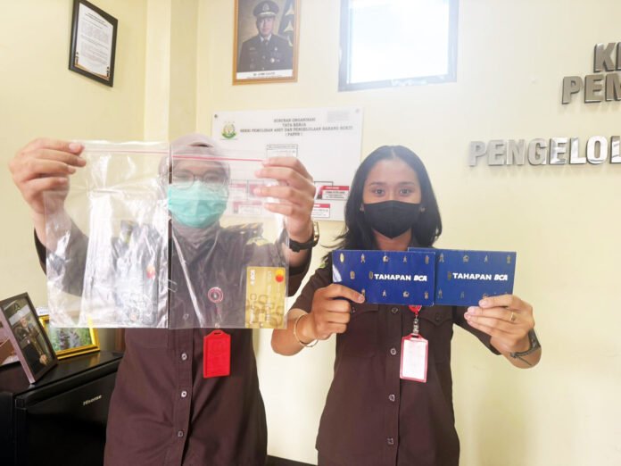 Petugas Kejari Kota Bogor saat mengelola barang bukti perkara yang akan dilelang sebagai bagian dari optimalisasi PNBP tahun 2025. Foto: Dok. Kejari.