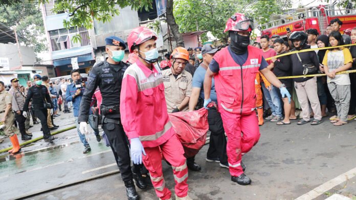 Petugas PMI dan tim gabungan mengevakuasi korban kebakaran Gedung Terra Drone di kawasan Kemayoran, Jakarta Pusat, Selasa (9/12/2025). Foto: Dok. PMI.