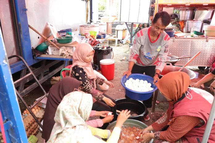 Aktivitas Dapur Umum di Palembayan. Foto: Dok. BNPB.