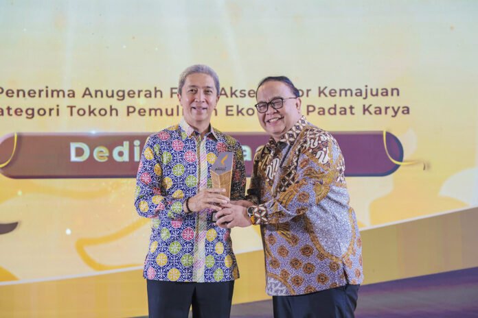 Wali Kota Bogor Dedie Rachim menerima penghargaan detikJabar Award 2025 sebagai Tokoh Pemulihan Ekonomi Padat Karya. Foto: Dok. Pemkot Bogor.
